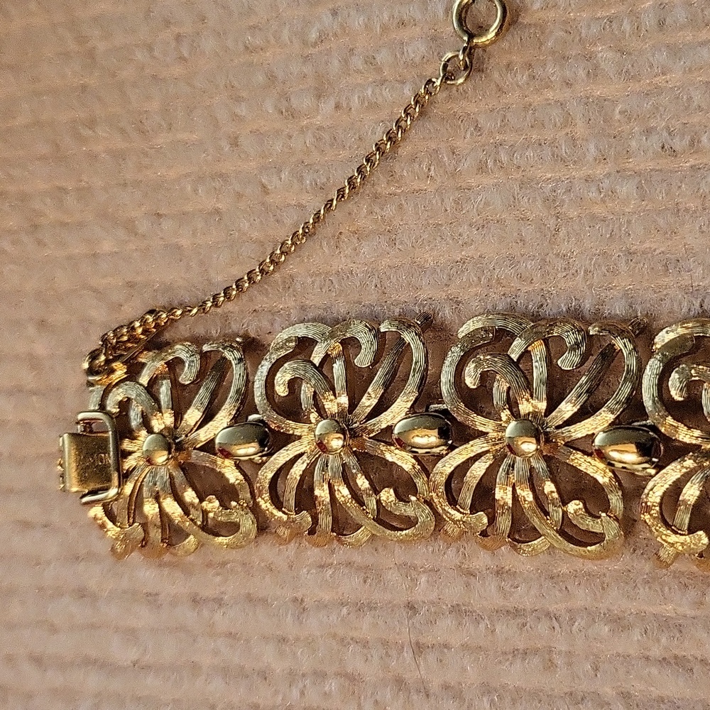 MONET GOLD TONE SCROLL 1" WIDE LINK FLOWER BRACELET - Picture 8 of 9